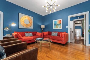 TV, offices - Cosmopolitan- Hot Tub, Heated Pool & Fire Pit (Fredericksburg)