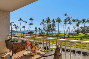 Outdoor dining - New Listing! Heart of Kīhei, hints of the Ocean (Kihei)