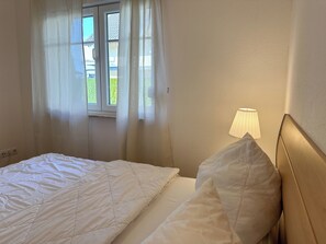 1 bedroom, travel cot, free WiFi, bed sheets