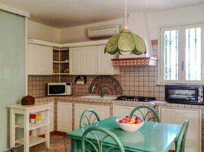 Réfrigérateur, micro-ondes, plaque de cuisson, lave-vaisselle