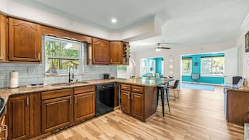 Køleskab, mikrobølgeovn, ovn, kogeplade