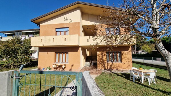 Outdoor dining - Bright Villa Flat With Shared Garden (San Michele al Tagliamento)