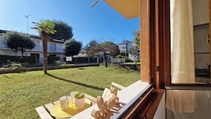 Departamento, 1 habitación, vista al jardín | Interior