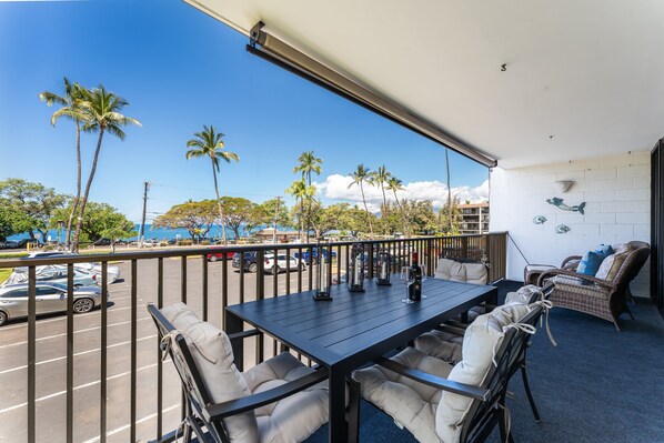 Outdoor dining - ๐๏ธMaui! Booking Now-2๐ 2๐ Beautiful Oceanview, Great Location Across the Beach๐๏ธ (Kihei)