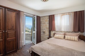 4 habitaciones, escritorio, tabla de planchar con plancha y wifi 