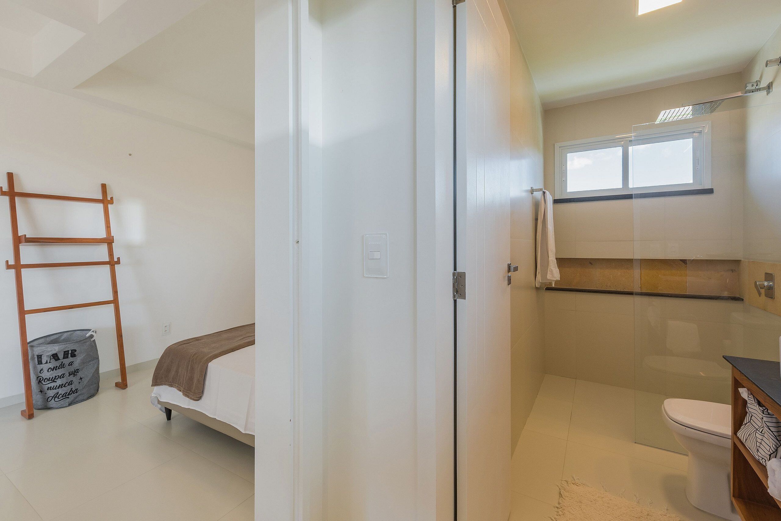 Ein Schlafzimmer mit einem Bett, einer Holzleiter, einer Wäschetasche und einem Kleiderschrank.