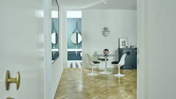 Apartament, vistes al jardí | Sala d'estar | Televisor