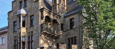 Vista frontal de la propiedad