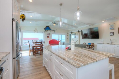 5BR 4.5BA House, 2nd Row, Ocean Views, Dog Friendly, Elevator, Pool, Sleeps 12