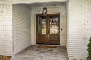 Exterior detail - Paddlecreek Pool House 4BR+Game Room & Pool! (Northport)