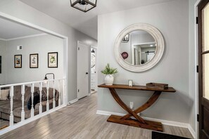 Interior - Paddlecreek Pool House 4BR+Game Room & Pool! (Northport)