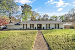 Exterior - Paddlecreek Pool House 4BR+Game Room & Pool! (Northport)