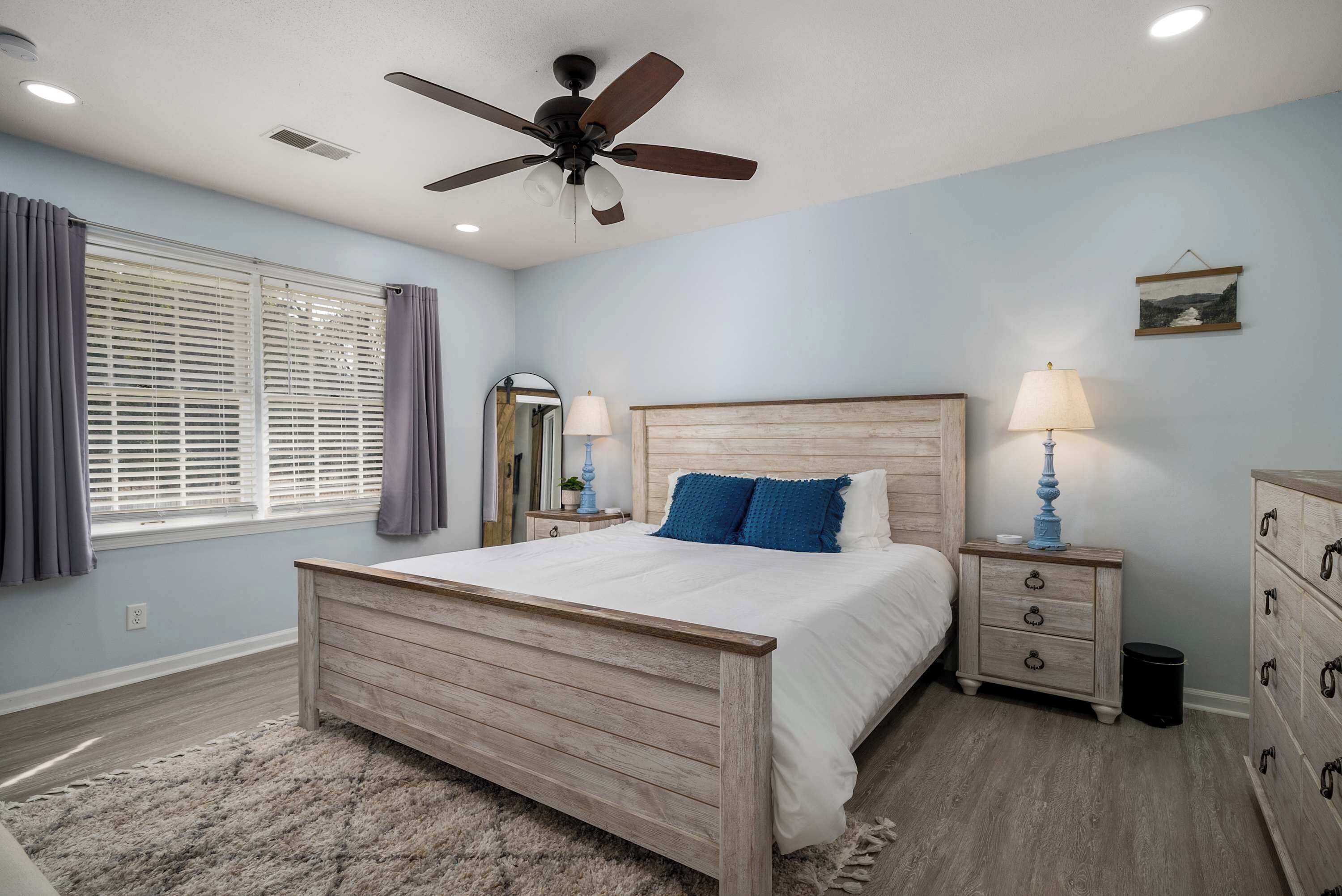 4 habitaciones, escritorio y tabla de planchar con plancha 