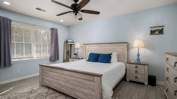 4 habitaciones, escritorio y tabla de planchar con plancha