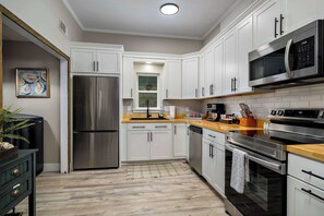 雪櫃、微波爐、焗爐、爐具