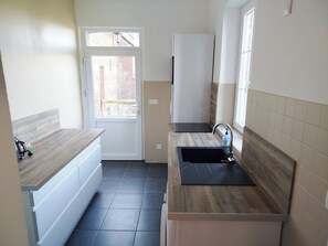 Kühlschrank, Mikrowelle, Ofen, Herdplatte