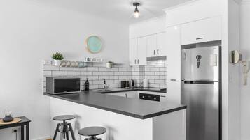 Refrigerador, microondas, horno y parrilla de estufa