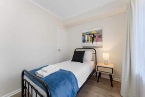 3 habitaciones, tabla de planchar con plancha, cuna de viaje y wifi