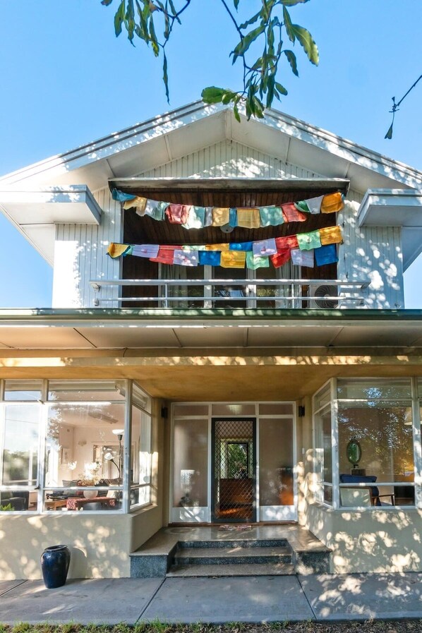 Exterior detail - The Spacious & Elegant Vacation Haven - Glenside (Glenside)