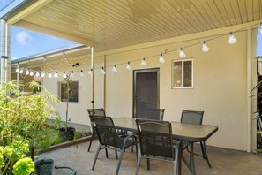 Outdoor dining - The Spacious & Elegant Vacation Haven - Glenside (Glenside)