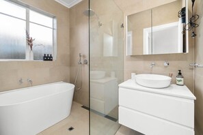 Ducha, secador de pelo y toallas
