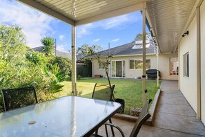 Outdoor dining - The Spacious & Elegant Vacation Haven - Glenside (Glenside)