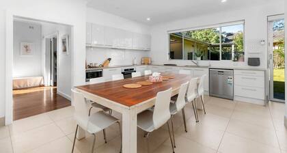 The Spacious & Elegant Vacation Haven - Glenside