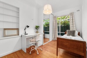 5 bedrooms, iron/ironing board, WiFi, bed sheets - The Spacious & Elegant Vacation Haven - Glenside (Glenside)