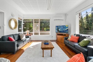 TV, offices - The Spacious & Elegant Vacation Haven - Glenside (Glenside)