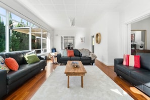 TV, offices - The Spacious & Elegant Vacation Haven - Glenside (Glenside)