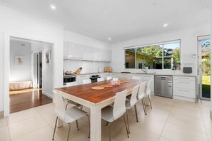 Fridge, microwave, oven, stovetop - The Spacious & Elegant Vacation Haven - Glenside (Glenside)