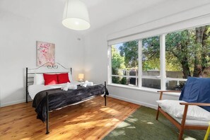 5 bedrooms, iron/ironing board, WiFi, bed sheets - The Spacious & Elegant Vacation Haven - Glenside (Glenside)