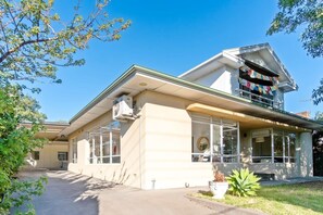 Exterior - The Spacious & Elegant Vacation Haven - Glenside (Glenside)