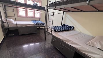 4 bedrooms, desk, WiFi