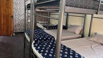 4 bedrooms, desk, WiFi