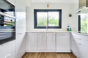 Réfrigérateur, micro-ondes, four, lave-vaisselle