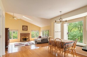 Smart TV, fireplace, offices - Quiet 2-Story Home, Garden View & Large Kitchen (Fairfax)