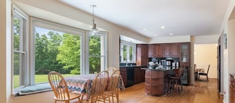 Quiet 2-Story Home, Garden View & Large Kitchen