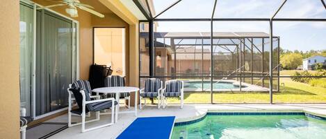 Una piscina cubierta