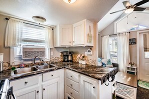 Fridge, microwave, oven, stovetop - Tiny Home with Mountain Views, BBQ & Family Perks! (Woodland Park)