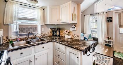 Tiny Home with Mountain Views, BBQ & Family Perks!