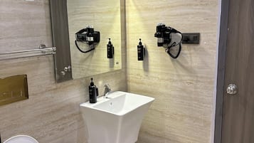 Deluxe-Doppel- oder -Zweibettzimmer | Badezimmer