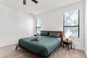 2 slaapkamers, een bureau, een strijkplank/strijkijzer, reisbedje