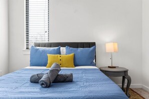 2 habitaciones, escritorio y tabla de planchar con plancha