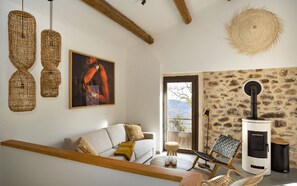 TV, DVD player, books, stereo