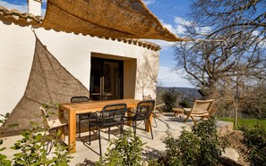 Outdoor dining - Between the mountains and the sea, a profound and eco-chic nature experience in (Montbolo)