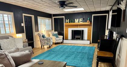 3-bedroom immaculate home in lovely Melbourne with WiFi, fitness room, AC