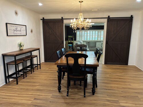 3-bedroom immaculate home in lovely Melbourne with WiFi, fitness room, AC