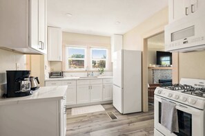 Een koelkast, een microgolfoven, een oven, een kookplaat