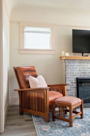 Televisie, een open haard en een kantoor